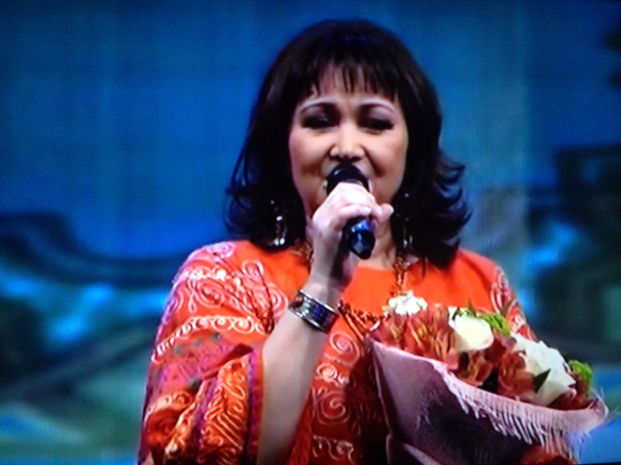 Кумуш раззакова кушиклари. Узбекская певица кумуш раззакова. Дочь кумуш раззакова. Кумуш раззакова бермайман. Дочь кумуш раззакова.