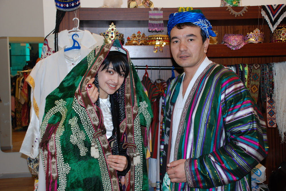 Узбекский янга. Отабек паризода. Узбек Миллий ансамбль. Бекасам чапан. Узбекская мужская одежда.